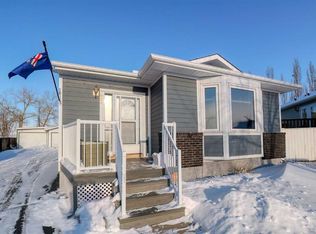 70 W Elizabeth Way SE, Airdrie, AB T4B 2H6