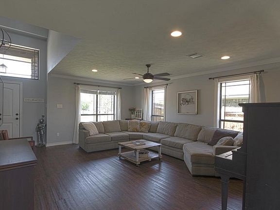 5th image of 916 Dove Landing Ave