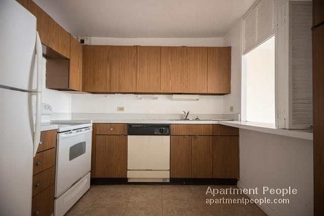 1st image of 525 W Hawthorne Pl APT 505