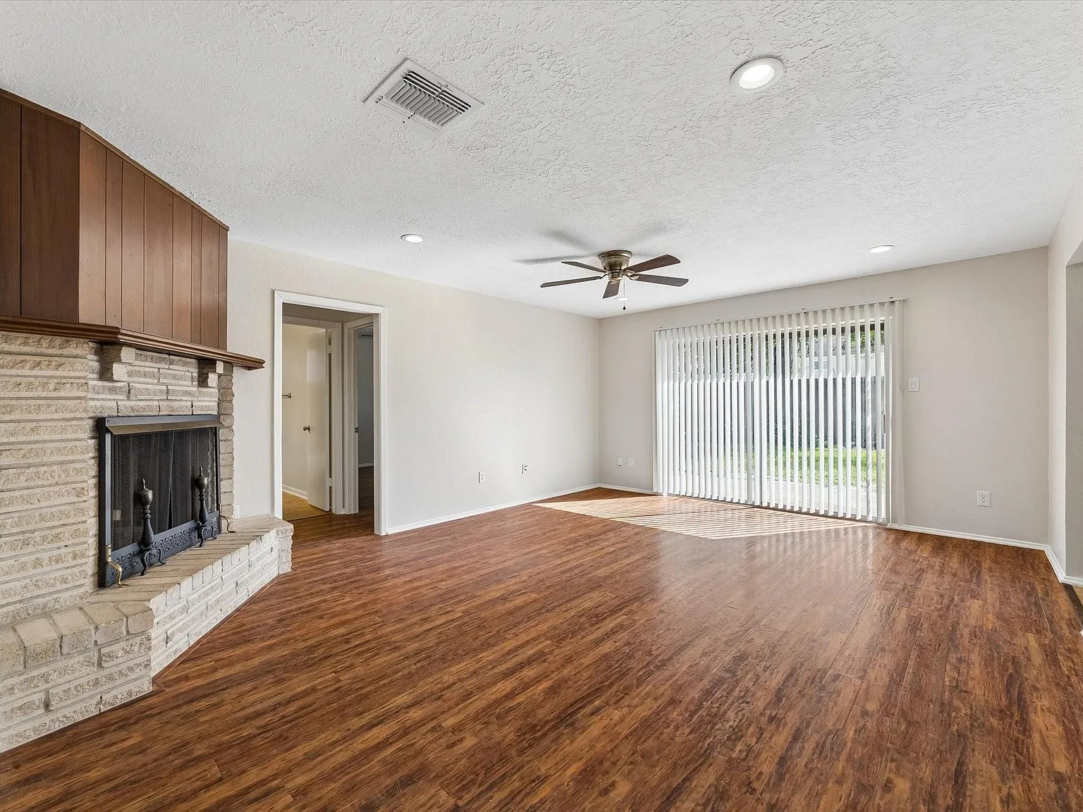 3 bed, 2.0 bath, 1371 sqft, $1,975 — Photo 4