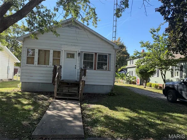 504 Sanford Ave, Nokomis, IL 62075