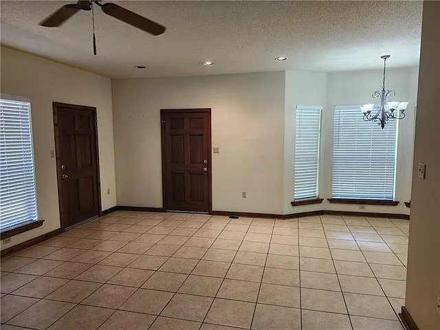 1 bed, 1.0 bath, 925 sqft, $1,200 — Photo 3