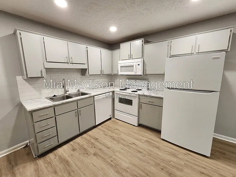 111 E Mell St #5 — Photo 9