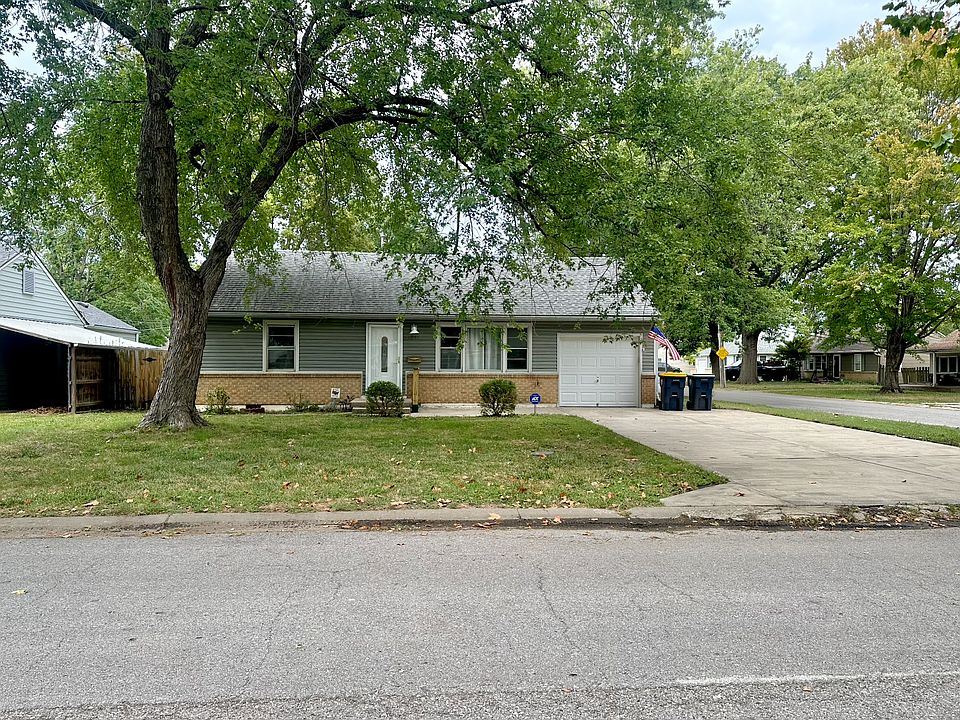 Quaint little ranch home, double car drive & one car garage