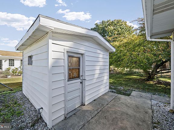 4th image of 21406 Lynn Dr