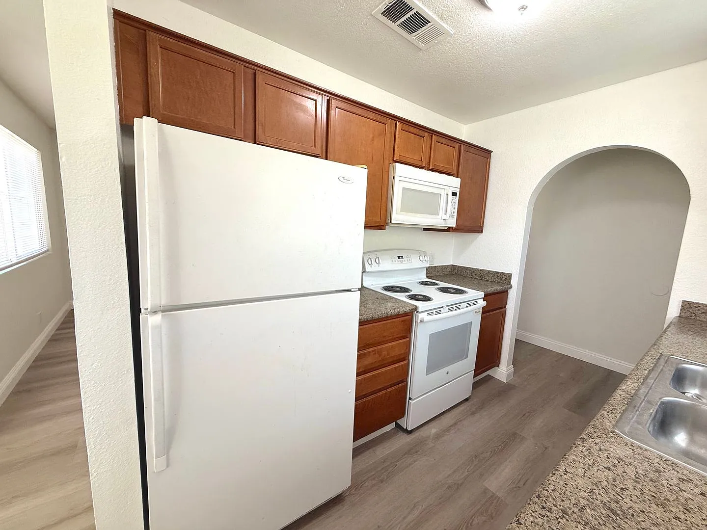 Spacious 2bed/2bath Condo * Second Floor Unit* — Photo 2