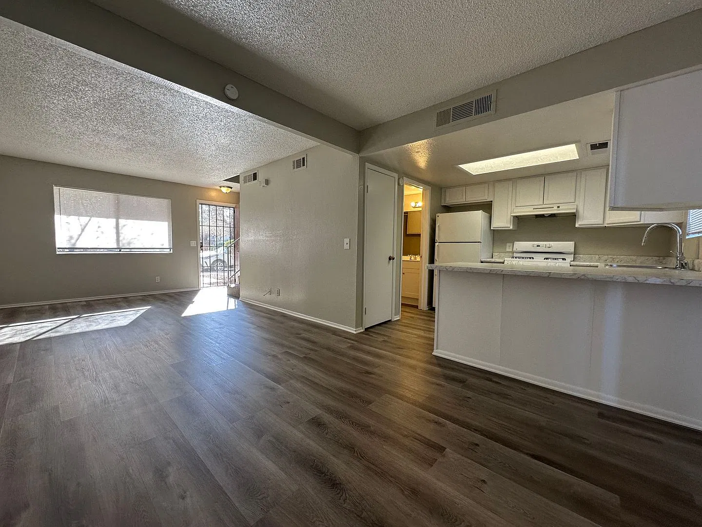 Spacious 2 Bed Townhome with Balcony, Washer/Dryer Included — Photo 3