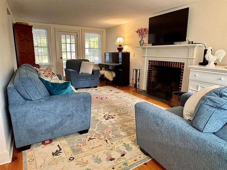 63 Kings Hwy N — Photo 4