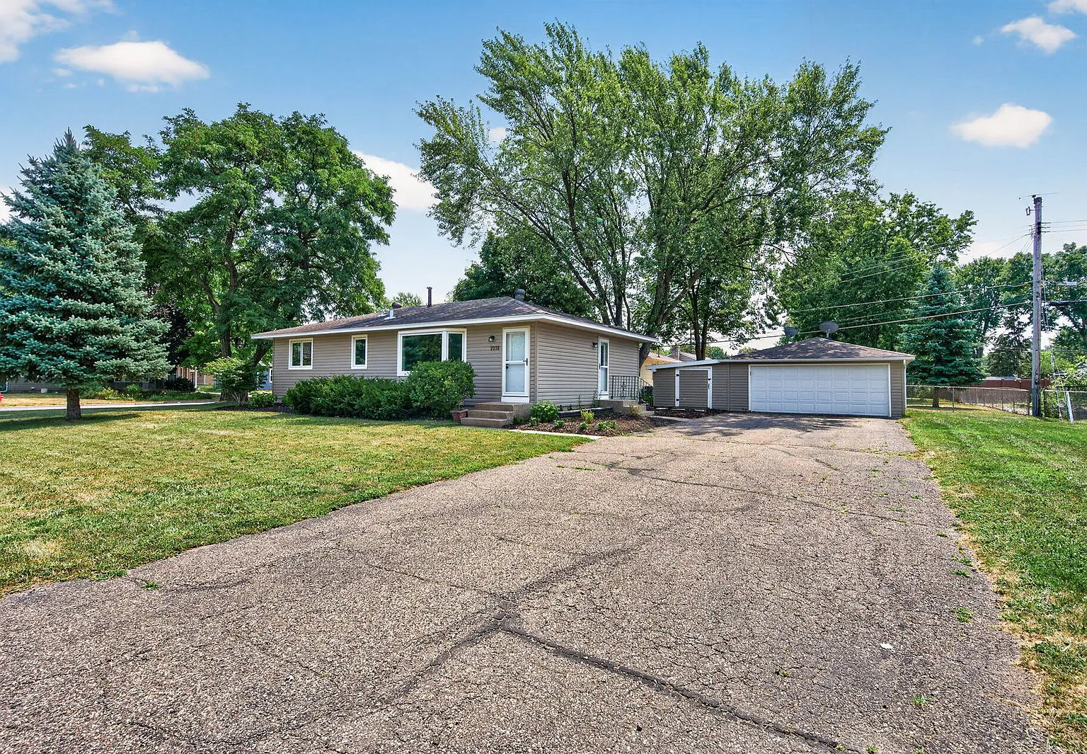 3 bed, 1.0 bath, 1200 sqft, $2,350 — Photo 3