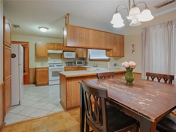 3rd image of 10511 Saint Joseph St