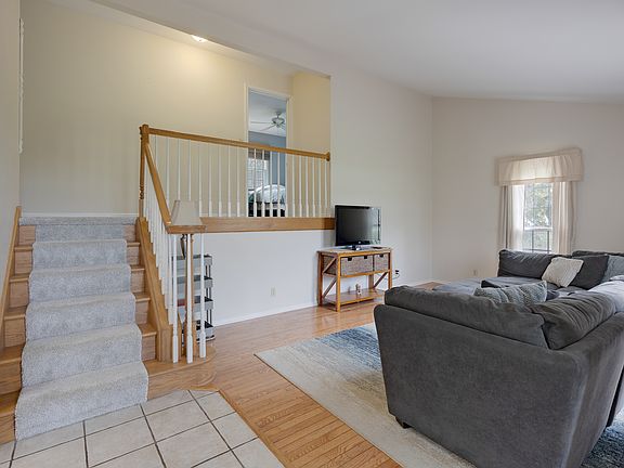 4th image of 37W980 Oak Dr