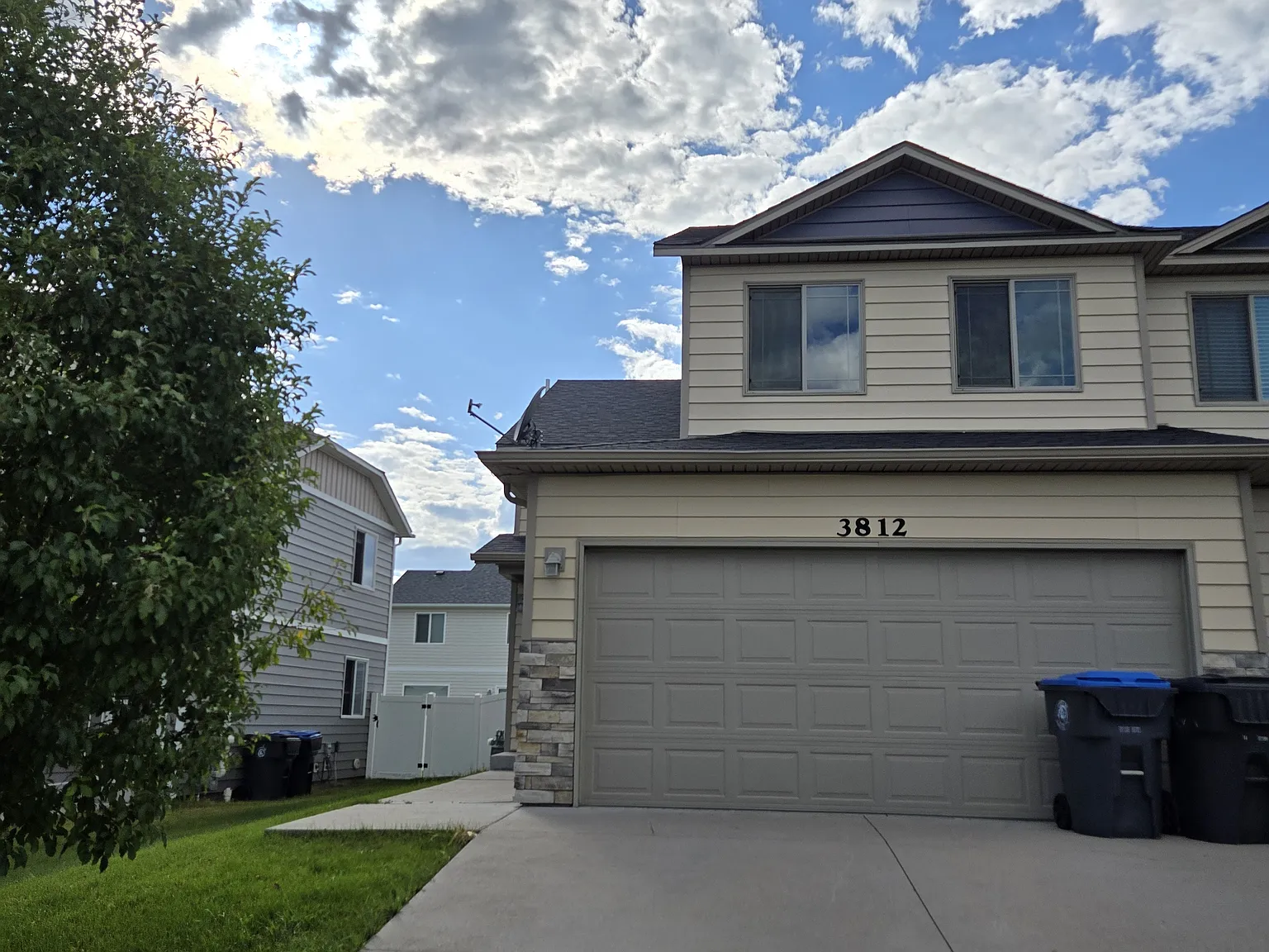 3 bed, 2.5 bath, 2038 sqft, $2,200 — Photo 1