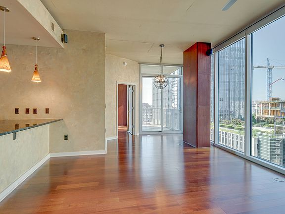2nd image of 301 Demonbreun St Unit 905