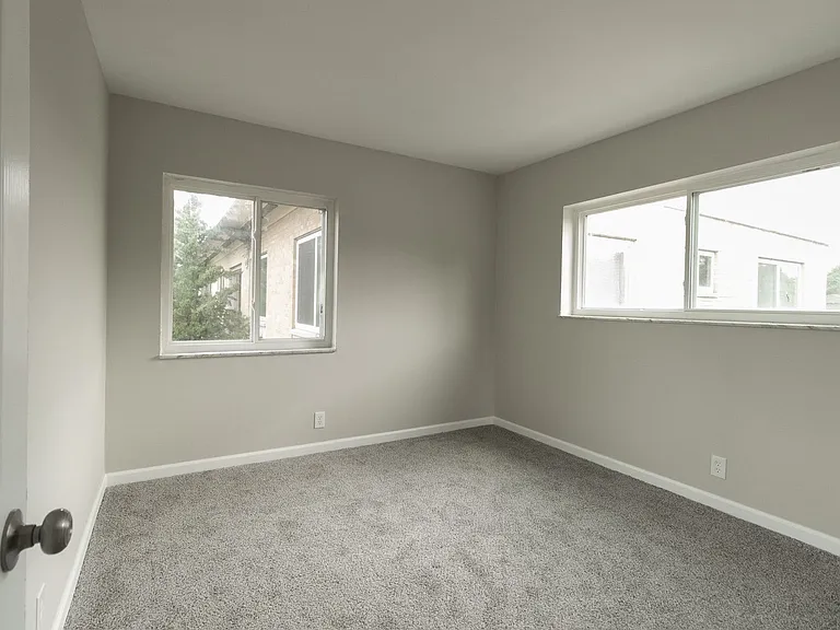 1724 E Broadway — Photo 8