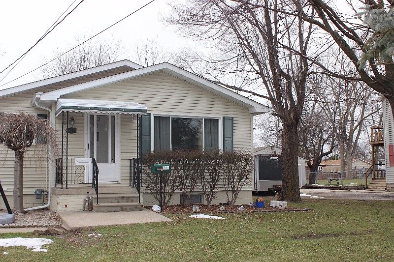 1st image of 807 Sibley St