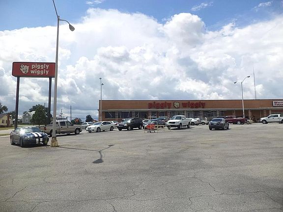 Piggly Wiggly within walking distance of apartments