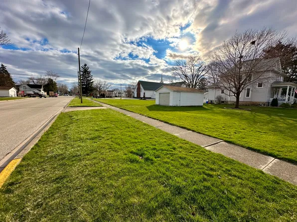214 W 3rd St, Manteno, IL 60950