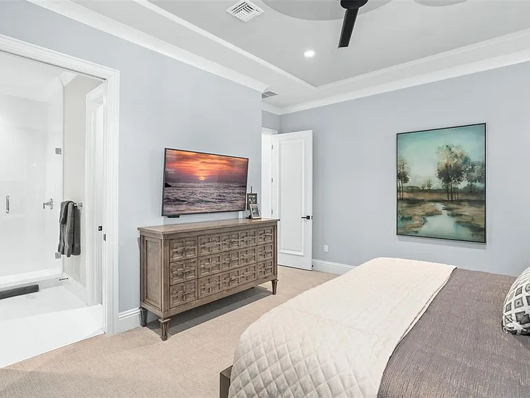 10331 Los Feliz Dr — Photo 66