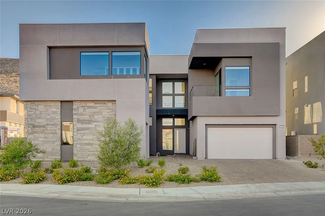 4 bed, 4.5 bath, 4670 sqft, $18,500 — Photo 1