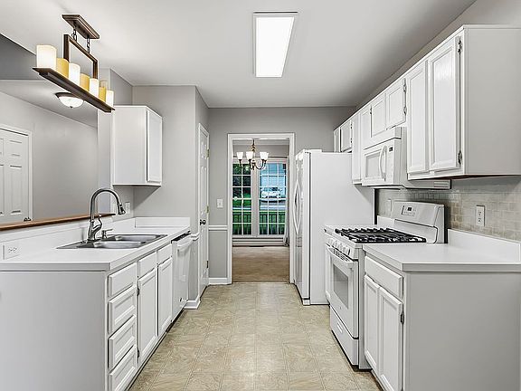3rd image of 113 Solstice Cir