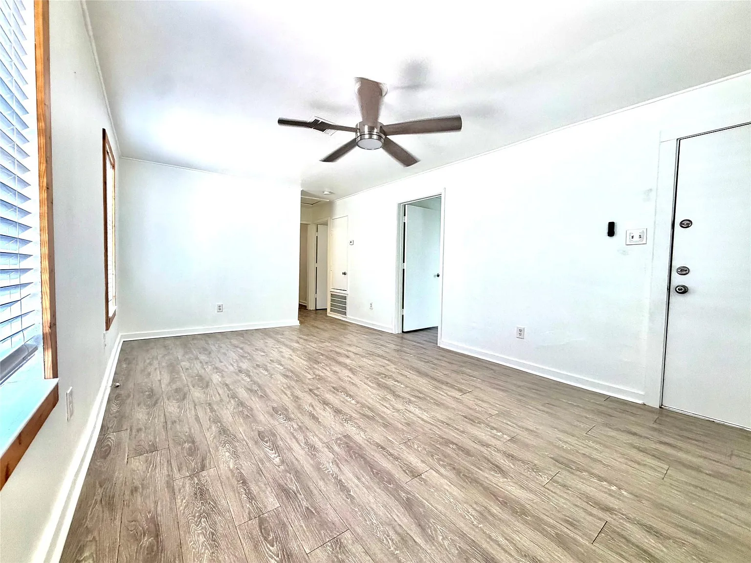 3 bed, 1.0 bath, 816 sqft, $2,100 — Photo 2