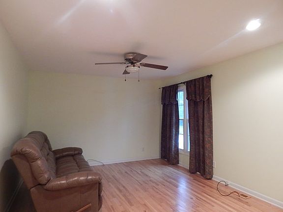2nd image of 121 Shannon Ln