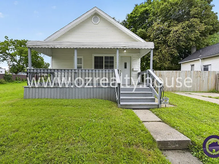 565 Viking St — Photo 1