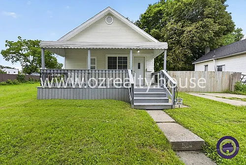 565 Viking St Photo 1