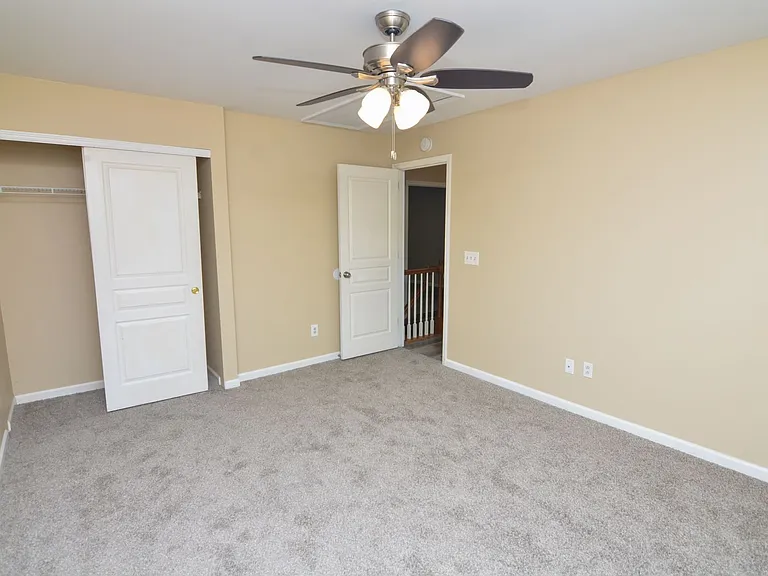 511 Prince Of Wales Ct — Photo 21