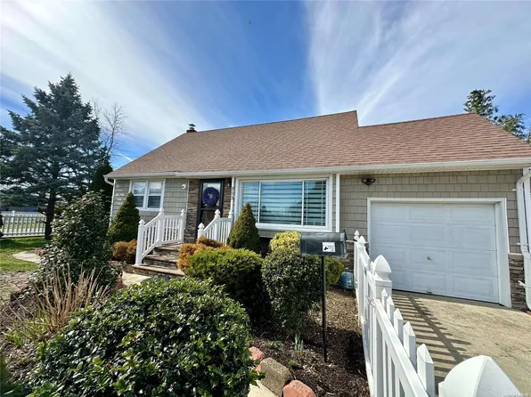 353 Catskill Avenue, Lindenhurst, NY 11757