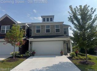 297 Strawberry Dr, Rochester Hills, MI 48307