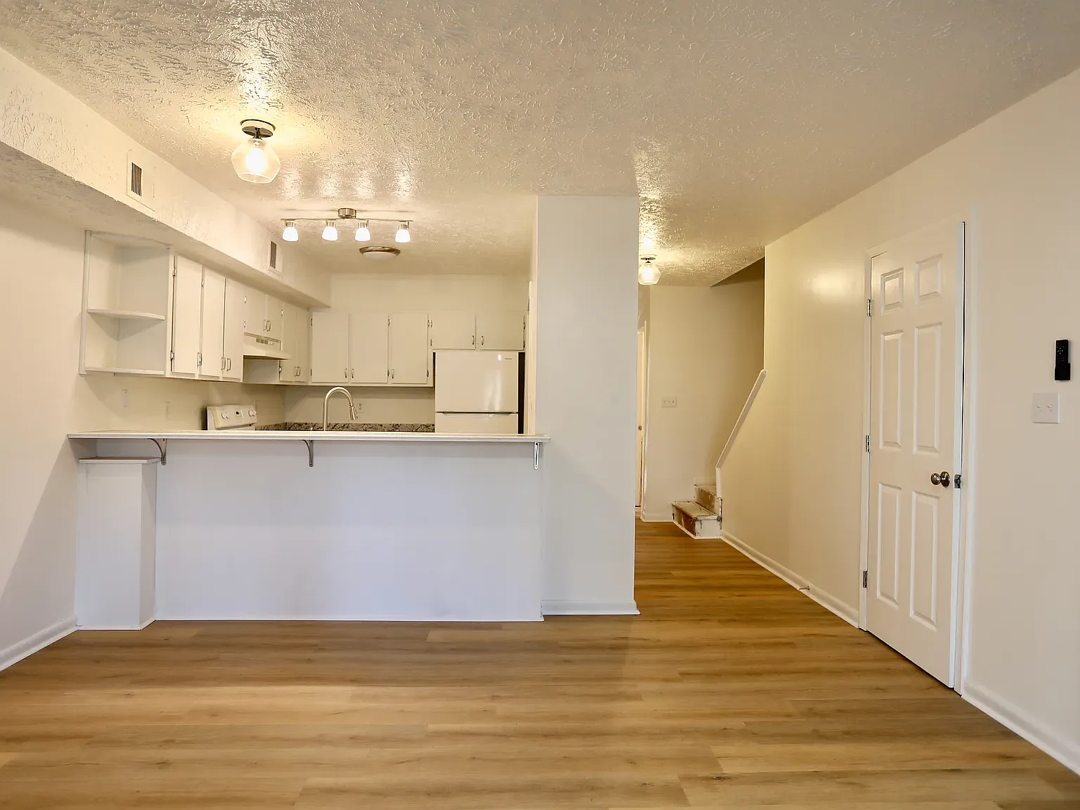 2 bed, 2.5 bath, 1280 sqft, $1,900 — Photo 2