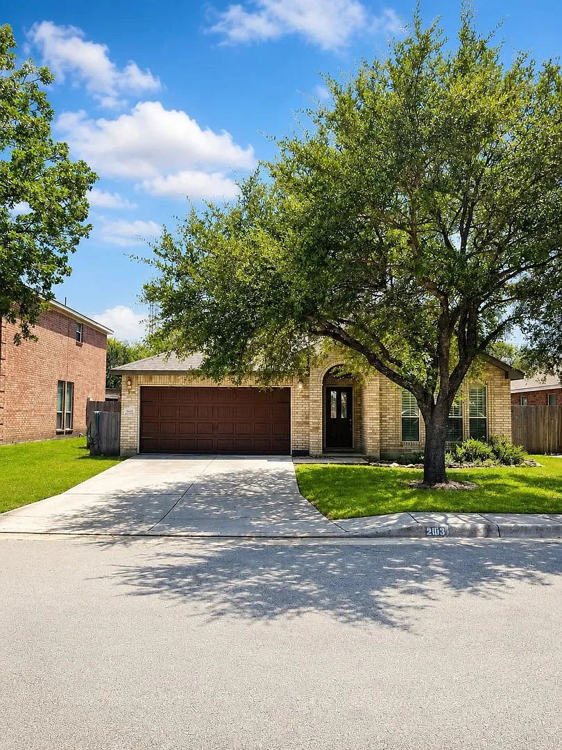 Beautiful Home in the gated community of Churchill Estates — Photo 1