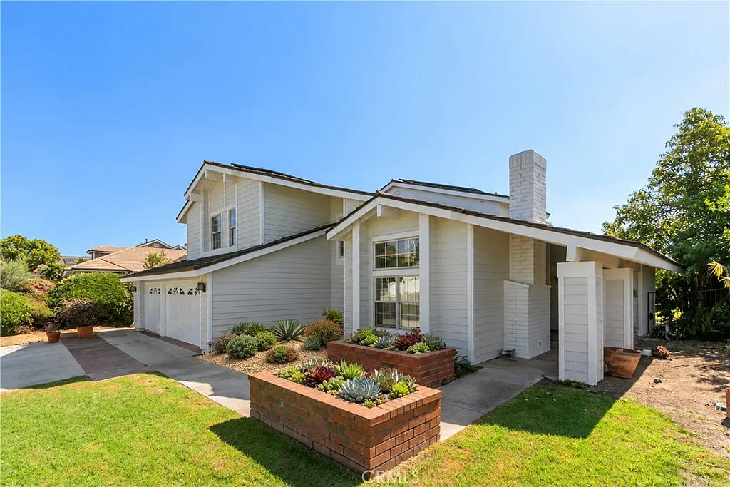 5 bed, 3.5 bath, 2605 sqft, $6,495 — Photo 2