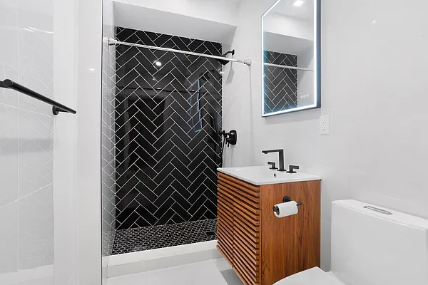 Rented by Safdie Realty Group | media 32