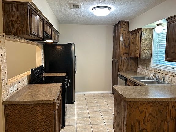 5th image of 900 Crestwood Dr