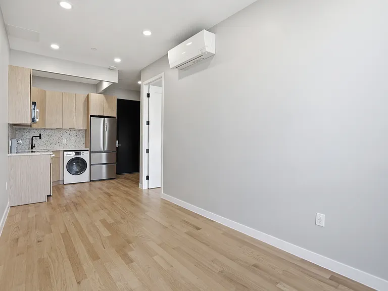 356 E 8th St #Penthouse 3 — Photo 6