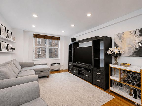 4th image of 3185 Crescent Street #215