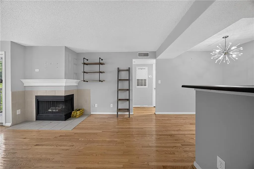 1 bed, 1.0 bath, 690 sqft, $1,700 — Photo 2