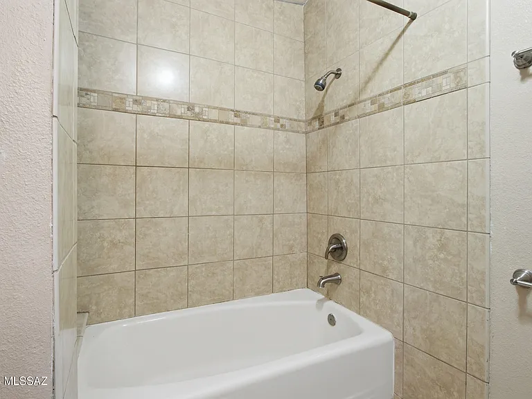 1419 E Linden St — Photo 17