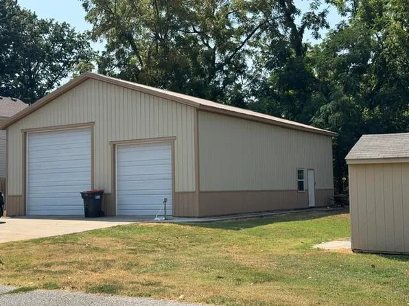 308 E 1st St, Grove, OK 74344