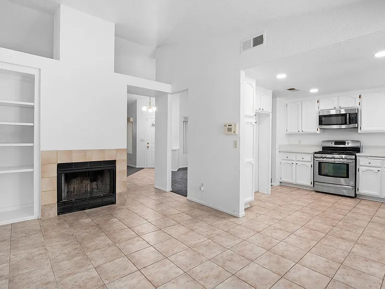 10717 Keller Dr — Photo 6