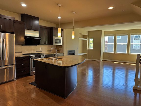 2nd image of 10723 NE 65th Ln