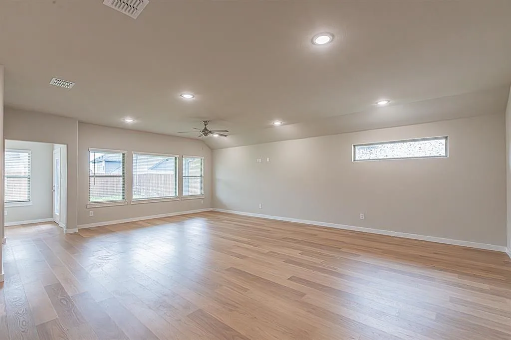4 bed, 2164 sqft, $2,500 — Photo 4