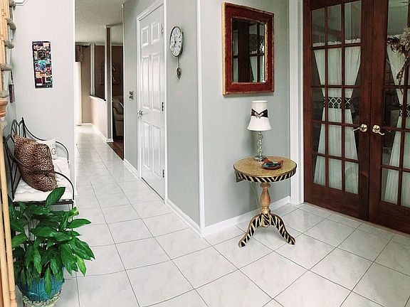 Foyer/French Doors to LR