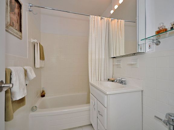 4th image of 410 E Broadway APT 6Z
