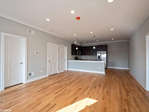 5th image of 4812 W Montrose Ave