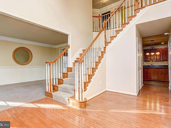3rd image of 12 Pine Hill Ct