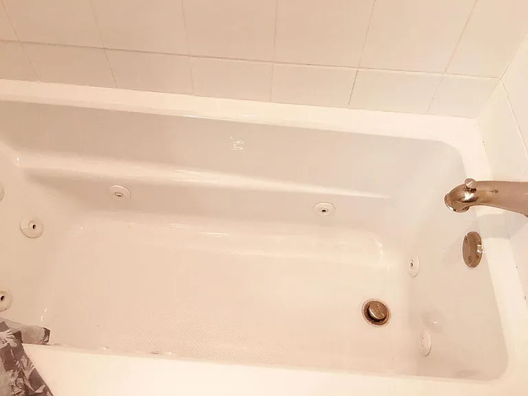 Jetted tub