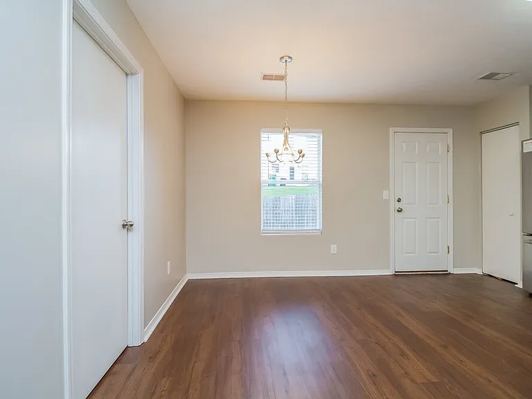 2776 Sutherland Dr — Photo 6